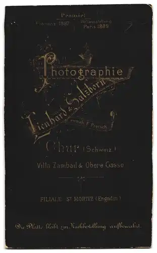 Fotografie Lienhard & Salzborn, Chur, Obere Gasse, Süsses Kleinkind im gestreiften Kleid