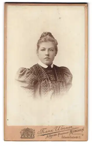 Fotografie Franz Werner, München, Schwanthalerstrasse 1, Hübsche, junge Frau im verzierten Kleid mit Puffärmeln