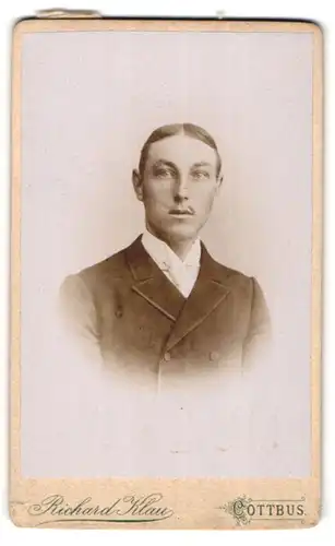 Fotografie Richard Klau, Cottbus, Bahnhofstrasse 53, Junger Mann mit gewichstem Mittelscheitel