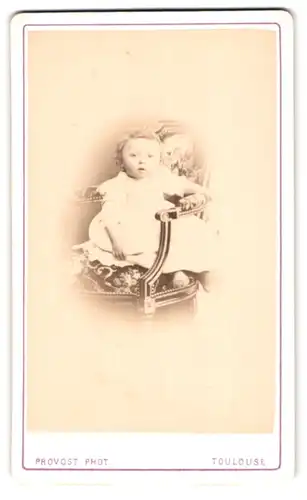 Fotografie Provost, Toulouse, 23, Rue Lafayette, Kleinkind im langen Gewand auf einem verzierten Stuhl sitzend