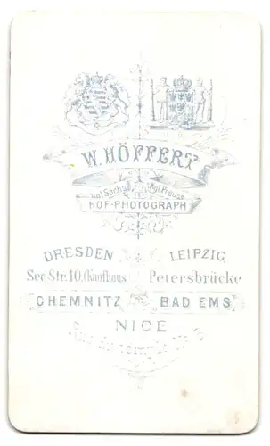 Fotografie W. Höffert, Leipzig, Petersbrücke, Junge Dame im edlen Kostüm mit neutralem Blick