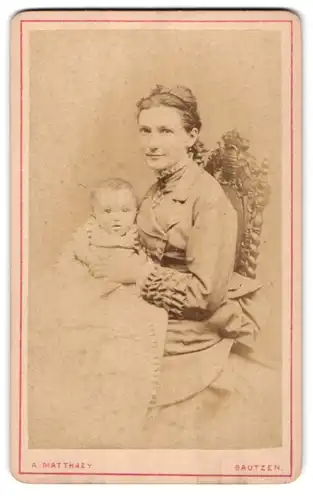 Fotografie A. Matthaey, Bautzen, Junge Mutter mit ihrem Säugling auf dem Schoss