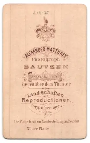 Fotografie A. Matthaey, Bautzen, Junge Mutter mit ihrem Säugling auf dem Schoss