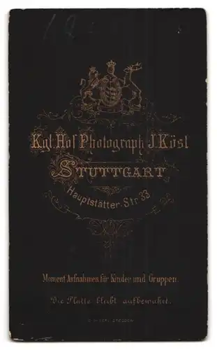 Fotografie J. Köst, Stuttgart, Hauptstätter Strasse 33, Junger Mann im edlen Mantel mit Blick zur Seite