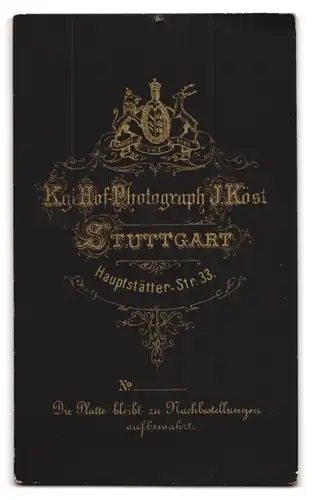 Fotografie J. Köst, Stuttgart, Hauptstätter Strasse 33, Junger Mann im edlen Mantel mit Gehstock