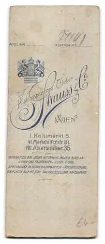 Fotografie Atelier Strauss & Co., Wien, Kohlmarkt 5, Mädchen im verzierten Rüschenkleid mit hohem Kragen