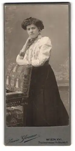 Fotografie marie Gleissner, Wien, Thaliastrasse-Hoferpl. 11, Junge Frau in ihrem Sonntagskleid