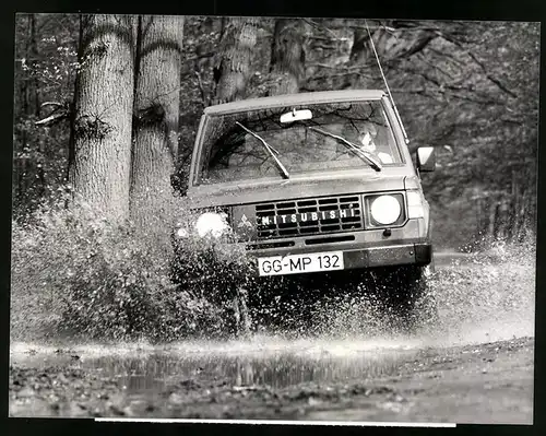 Fotografie Auto Mitsubishi Pajero, Geländewagen bei Wasserdurchfahrt