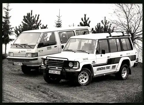 Fotografie Auto Mitsubishi Pajero & Mitsubishi L300 4WD, Geländewagen & Fensterbus mit Allradantrieb