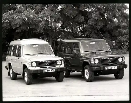 Fotografie Auto Mitsubishi Pajero, Geländewagen mit Hochdach & Mittelhochdach Modell 1987