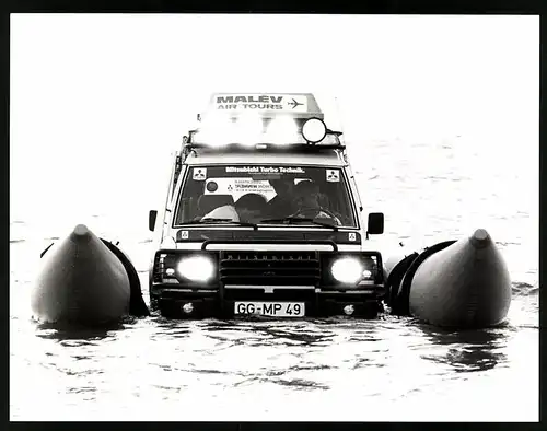 Fotografie Auto Mitsubishi Pajero, Geländewagen mit Schwimmkörpern durchquert den Rhein bei Bingen