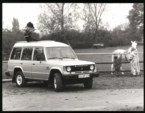 Fotografie Auto Mitsubishi Pajero, Geländewagen vor einer Pferdekoppel