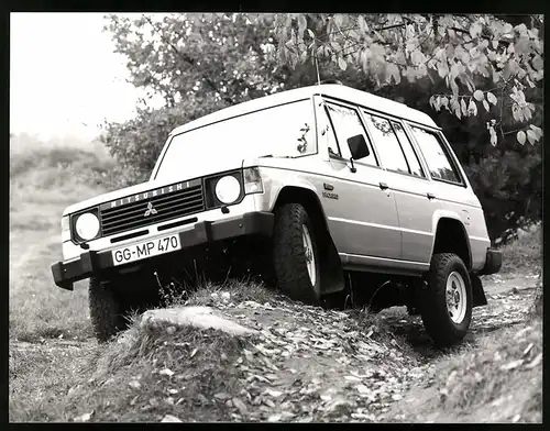 Fotografie Auto Mitsubishi Pajero, Geländewagen in seinem Element