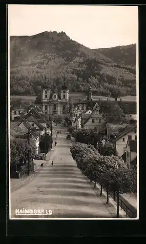 AK Haindorf / Hejnice, Strassenpartie mit Blick zur Wallfahrtskirche