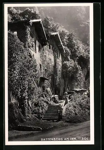 AK Rattenberg a. Inn, Alte Häuser mit Treppe