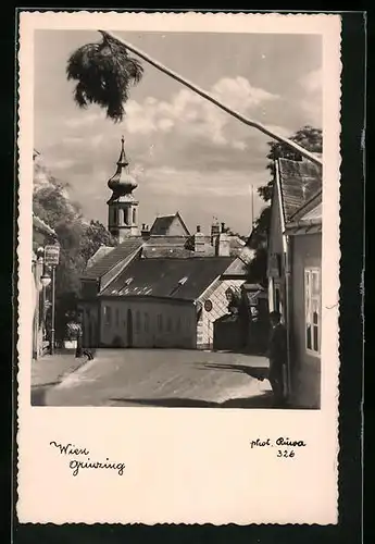 AK Wien-Grinzing, Strassenpartie mit Kirchturm