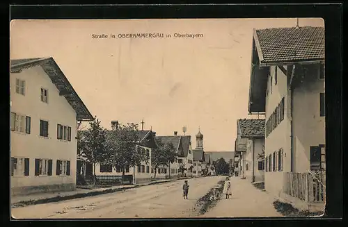 AK Oberammergau, Strassenpartie mit Kirchturm