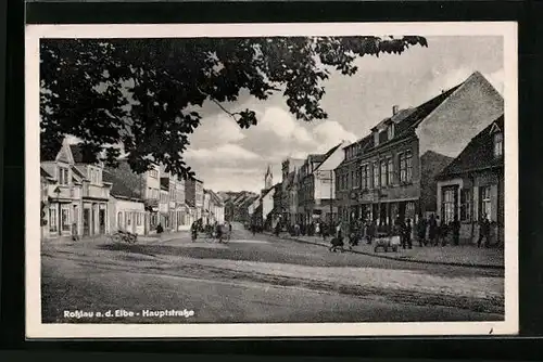 Künstler-AK Rosslau a. d. Elbe, Strassenpartie mit regem Treiben