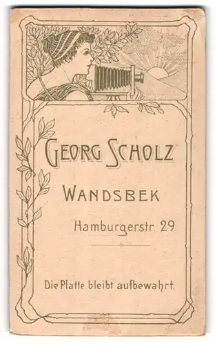 Fotografie Georg Scholz, Wandsbek, Hamburgerstr. 29, Frau im Jugendstil mit Klappkamera / Plattenkamera