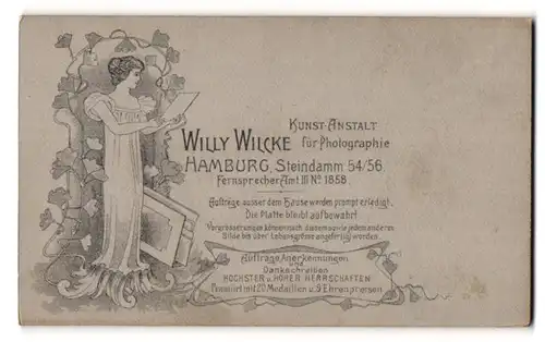 Fotografie Willy Wilcke, Hamburg, Steindamm 54 /56, junge Frau im Jugendstil betrachtet eine Fotografie