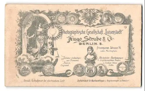 Fotografie Hugo Strube & Co., Berlin, Prinzessinnen Str. 16, Frau als Engel hällt Leuchtende Laterne in der Hand