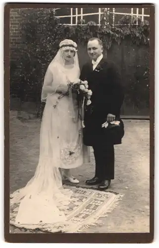 Fotografie unbekannter Fotograf und Ort, Portrait junges Brautpaar im Hochzeitskleid und Anzug mit Zylinder