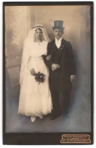 Fotografie H. Buddruss, Berlin, Steifensandstr. 5, junge Brautleute im weissen Hochzeitskleid und Anzug mit Zylinder