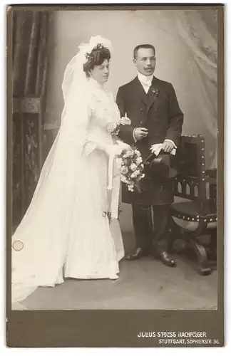 Fotografie Julius Stoess Nachf., Stuttgart, Sophienstr. 36, Portrait Brautpaar im weissen Hochzeitskleid mit Schleier