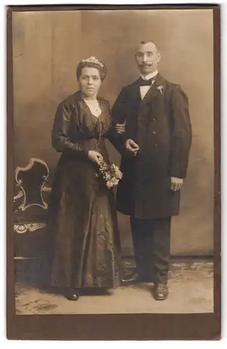Fotografie M. Appel, Berlin, Brautpaar Kraut im schwarzen Hochzeitskleid und Anzug mit Brautstrauss