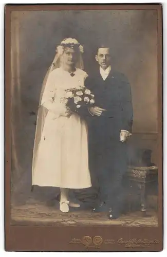 Fotografie Oscar Rothe, Dresden, Schäferstr. 37, junges Brautpaar im weissen Hochzeitskleid und Anzug mit Brautstrauss