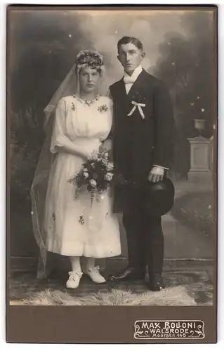 Fotografie Max Bolloni, Walsrode, Moorstr. 145, junges Brautpaar im Hochzeitskleid und Anzug mit Zylinder