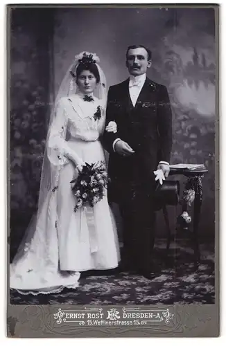 Fotografie Ernst Rost, Dresden, Wettinerstr. 15, Eheleute im Anzug und Hochzeitskleid mit Schleier