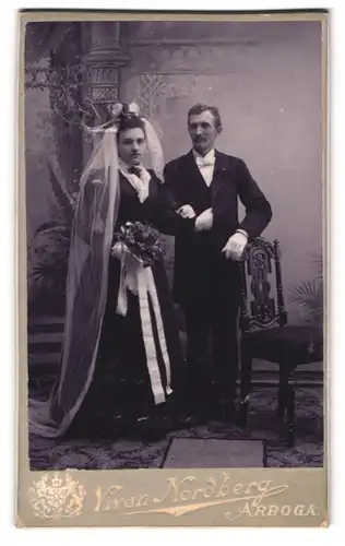Fotografie Vivan Nordberg, Arboga, Portrait schwedisches Brautpaar im schwarzen Hochzeitskleid und Anzug