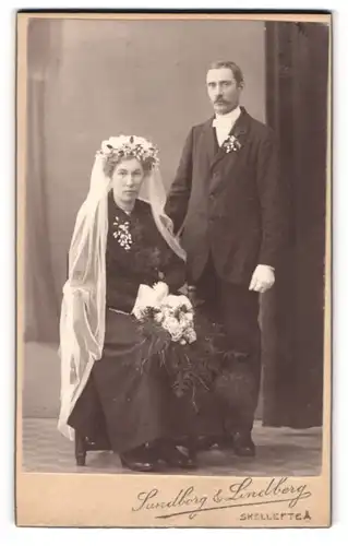 Fotografie Sundborg & Lindberg, Skelleftea, Hochzeitspaar aus Schweden im schwarzen Kleid und Anzug, Brautstrauss
