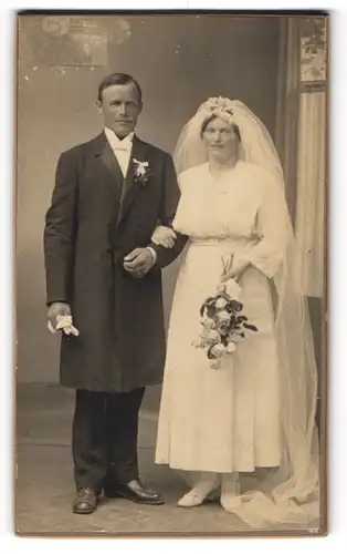 Fotografie Ludv. Ericson, Sköfde, Kungsgatan 1, Brautpaar im dunklen Anzug und weissem Hochzeitskleid, Brautstrauss