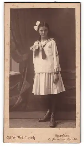 Fotografie Else Friedrich, Spandau, hübsches Mädchen im Matrosenkleid mit Haarschleife posiert im Atelier