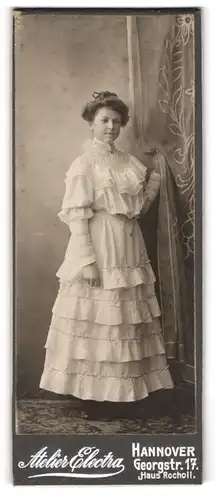 Fotografie Atelier Elctra, Hannover, Georgstr. 17, Portrait junge Frau im weissen Rüschenkleid mit hochgesteckten Haaren