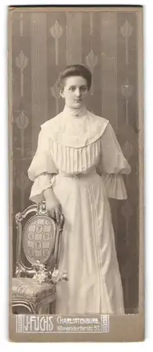 Fotografie J. Fuchs, Charlottenburg, Wilmersdorferstr. 57, Portrait junge Dame im weissen Kleid mit Spitzenkragen