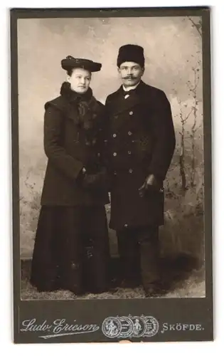 Fotografie Ludv. Ericson, Sköfde, Portrait schwedisches Paar in Winterkleidung mit Schal und Mütze