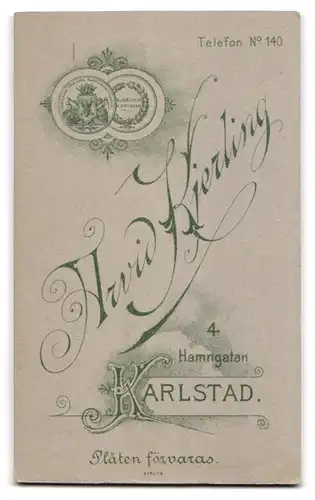 Fotografie Arvid Kjerling, Karlstad, Hamngatan 4, junge schwedische Dame im Kleid mit Mantel und Sommerhut