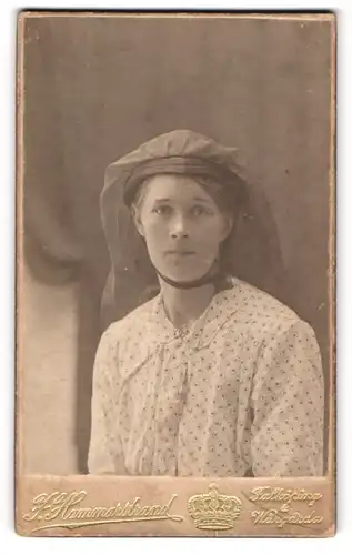 Fotografie J. Hammerstrand, Falköping, Portrait junge Schwedin in Pünktchenbluse mit Kopfschleier