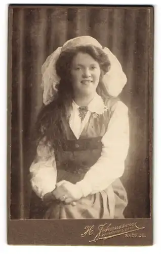 Fotografie H. Johansson, Sköfde, Portrait jugne Schwedin im Kleid mit Hut samt Schleier posiert im Atelier