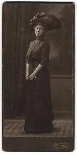 Fotografie Hahn Nachf., Dresden, Ferdinand-Str. 11, Dame im seidenen gestreiften Kleid mit grossem Federhut, 1910