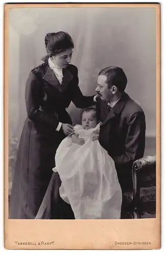 Fotografie Taggesell & Ranft, Dresden, Portrait junge Eltern mit ihrem Kleinkind im Arm posieren im Atelier, 1902