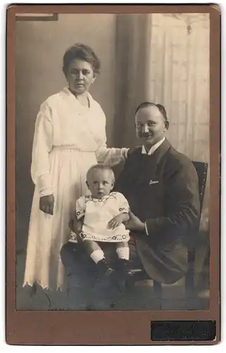 Fotografie Albrecht, Berlin, Badstr. 32, Portrait Grosseltern mit ihrem Enkelkind im Atlier, Mutterglück