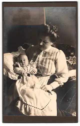 Fotografie unbekannter Fotograf und Ort, Portrait Mutter mit ihrem Kind auf dem Schoss posiert für die Kamera