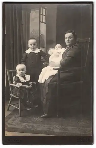 Fotografie Th. Rose, Bremen, Waller-Chaussee 31a, Portrait Mutter mit ihren drei Kindern im Atelier, Mutterglück