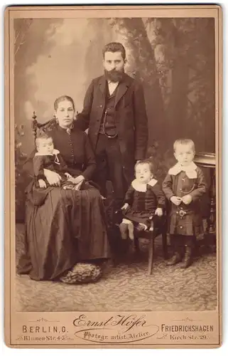 Fotografie Ernst Höfer, Berlin, Blumen-Str. 4-5, Portrait Familie Ruttke mit ihern drei Kindern im Atelier, Mutterglück