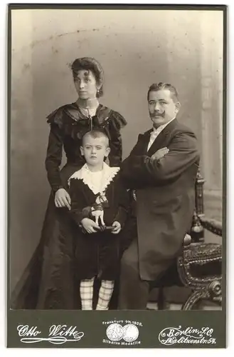 Fotografie Otto Witte, Berlin, Skalitzerstr. 54, Mutter und Vater mit ihrem Sohn im Anzug und Spielzeugpferd