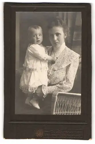 Fotografie Atelier Kolste, Langendreer, Kaiserstr. 24, junge Mutter mit Kind im Arm posiert im Atelier, Mutterglück